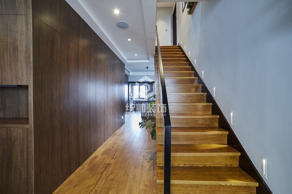 嘉定区远香湖1号215平方现代简约风格别墅楼梯间装修效果图