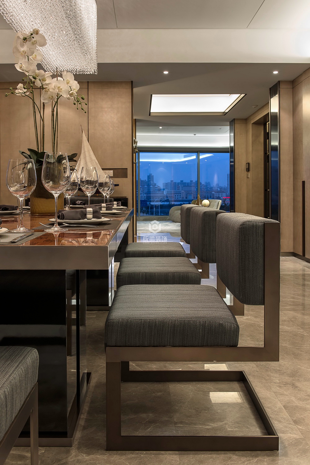 浦东新区名士豪庭310平方现代简约风格复式餐厅装修效果图
