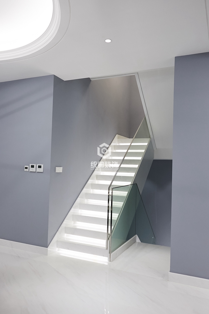嘉定区嘉定复式300平方现代简约风格复式楼梯间装修效果图