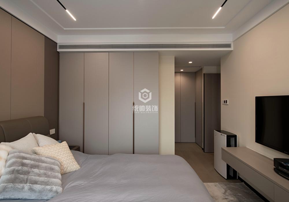 宝山区和欣国际140平现代简约卧室装修效果图